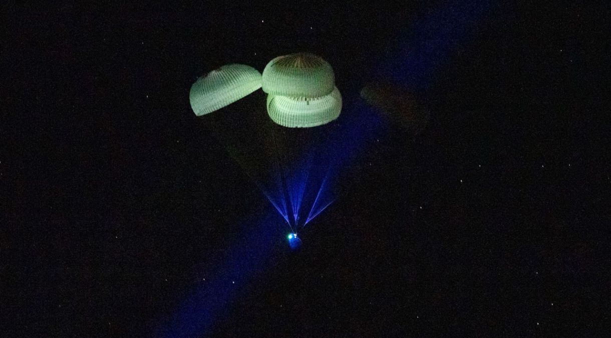 Espaçonave SpaceX Dragon Endurance é vista ao pousar com os astronautas da 11 de março de 2023