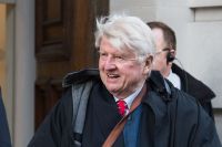 Ex-líder do Reino Unido, Boris Johnson nomeia pai para o título de cavaleiro