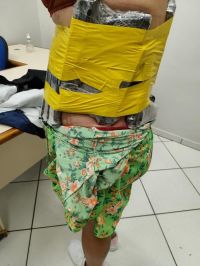 Mulher é presa com 8 pistolas coladas ao corpo com fita adesiva na fronteira do Brasil com o Paraguai