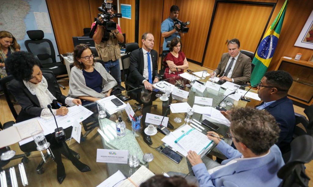 O ministro da Educação, Camilo Santana, a ministra da Saúde, Nísia Trindade, e o secretário-executivo do Ministério da Justiça (MJ), Ricardo Capelli, durante reunião de grupo interministerial para discutir a segurança nas escolas.