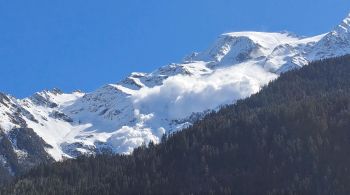 Segundo porta-voz, avalanche a sudoeste de Mont Blanc cobriu uma ampla área a uma altitude de 3.500 metros; não houve aviso meteorológico antes da queda da massa de neve