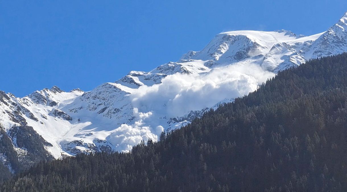 Avalanche nos Alpes franceses, em Les Contamines-Montjoie, França.