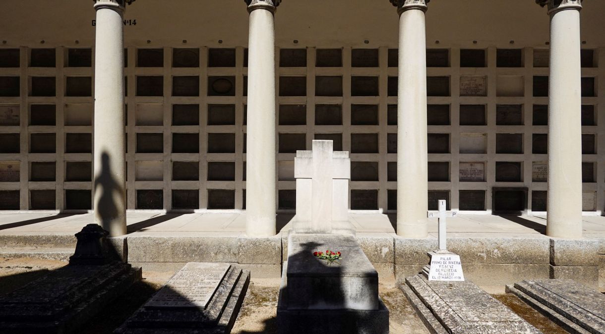 Túmulos da família Primo de Rivera são vistos no cemitério de San Isidro, em Madri, onde os restos mortais de José Antonio Primo de Rivera, fundador do partido fascista espanhol Falange, devem ser enterrados após serem exumados.