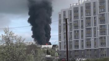 Segundo o governador apontado por Moscou, não há feridos; Ucrânia nega responsabilidade pelo incêndio