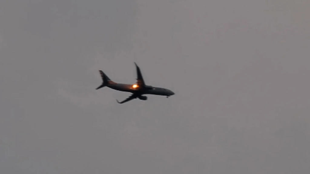 Imagens mostraram pelo menos sete rajadas de fogo do lado direito do avião, que decolou em Ohio e precisou retornar ao aeroporto após aparentemente colidir com pássaro.