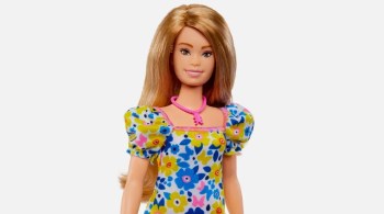 Nova boneca visa oferecer às crianças representações mais diversas de beleza e combater estigma em torno das deficiências físicas