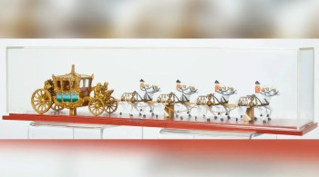 Com a coroação do rei Charles III, a empresa criou novo modelo de carruagem que será vendido apenas sob encomenda até o dia 22 de maio, por US$ 60 cada