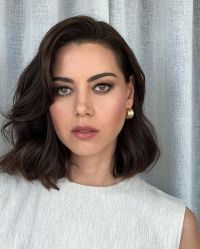 Aubrey Plaza aborda a "tragédia inimaginável" de perder o marido