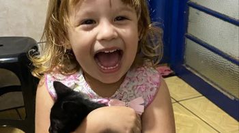 Após resgatar um filhote de gato, garotinha de três anos viraliza e conquista web ao expressar seu amor pelo animal