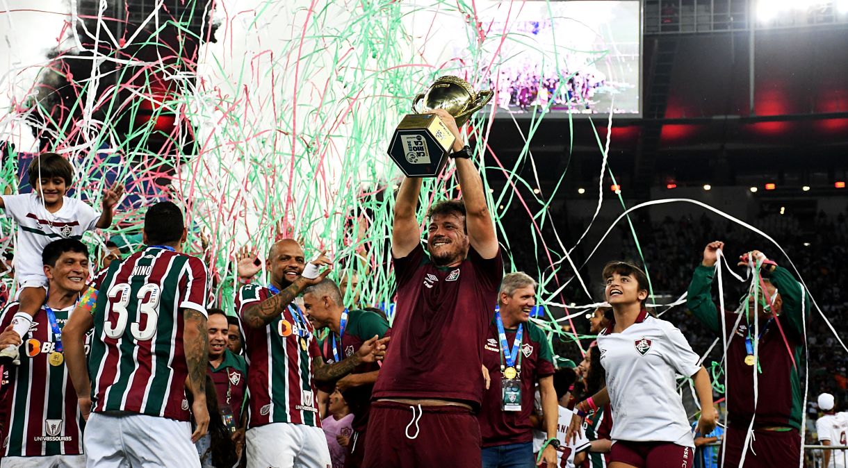 Fernando Diniz comemora título carioca.