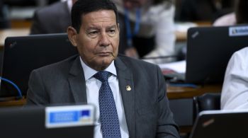 Criticado por "sumiço" durante tragédia, senador afirmou à Rádio Gaúcha que trabalha sem fazer exploração política e atua no Legislativo por recursos