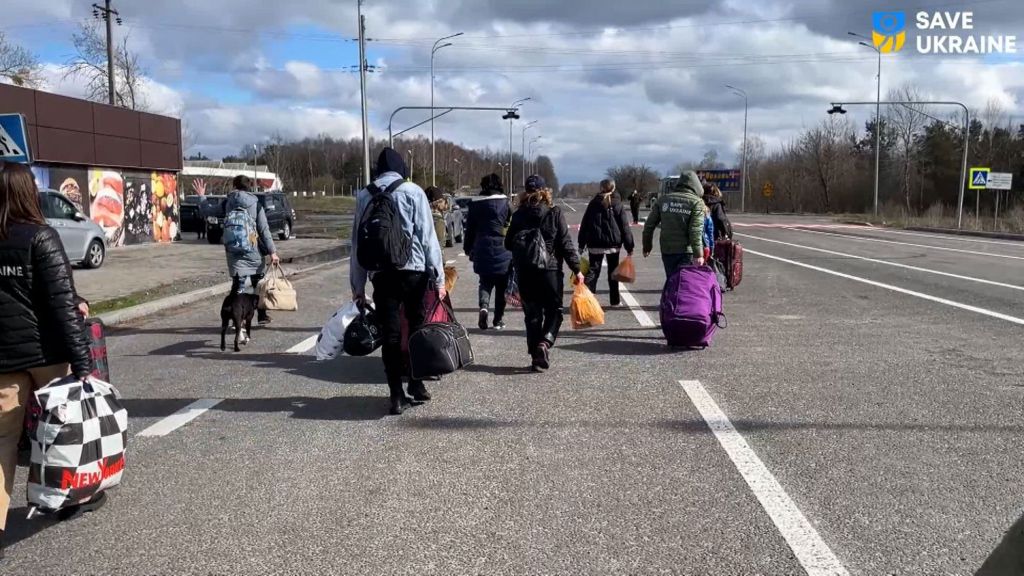 Nesta foto de um vídeo da organização humanitária Save Ukraine, crianças retornam à Ucrânia meses depois de terem sido levadas ilegalmente para a Rússia.