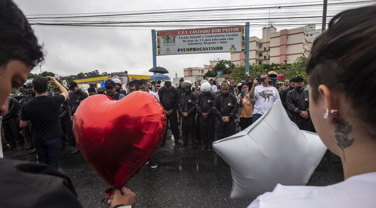 Grupo presta homenagem às vítimas do ataque à creche Cantinho Bom Pastor, em Blumenau, em Santa Catarina- 07/04/2023