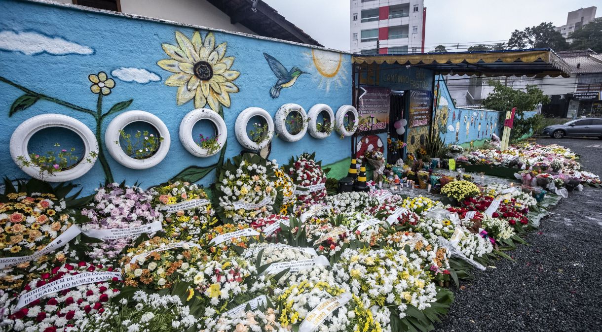 Homenagens em frente à creche onde quatro crianças foram mortas em Blumenau (SC)