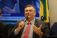 Dino lança programa de segurança e questiona cobranças: “Como vou fazer intervenção federal toda hora?”