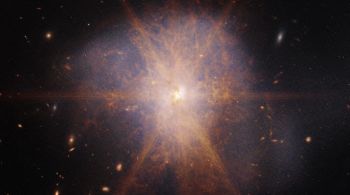 Brilho gerado pela colisão tem a luz de 1 trilhão de sóis, 100 vezes maior que a luz gerada por toda a Via Láctea; fenômeno está localizado a 250 milhões de anos-luz de distância