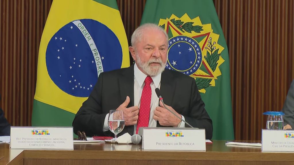 Presidente Luiz Inácio Lula da Silva (PT) fala à imprensa antes de reunião com ministros nesta segunda-feira (3)