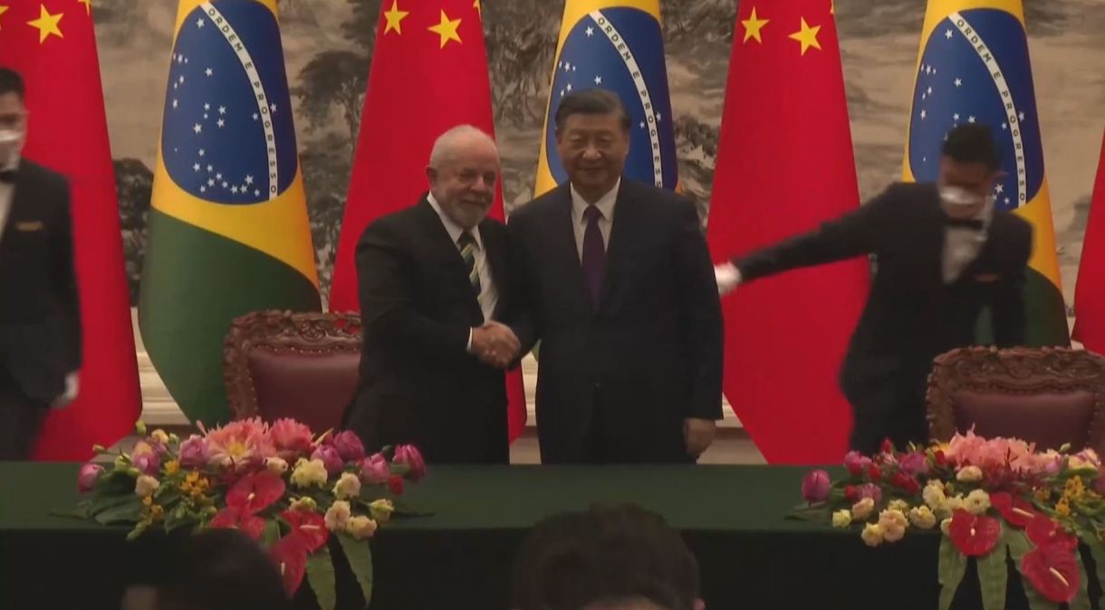 Presidente Luiz Inácio Lula da Silva (PT) e o presidente da China, Xi Jinping, se cumprimentam após encontro em Pequim
