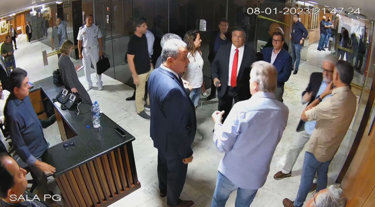 Imagens do 8 de janeiro no Palácio do Planalto mostram ministros exataldos