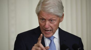 Porta-voz de Clinton confirmou em 2019 que ele tinha voado no avião de Epstein, mas ressaltou que não sabia sobre os “crimes terríveis” do bilionário