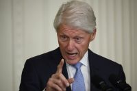 Ex-presidente dos EUA Bill Clinton é internado com febre