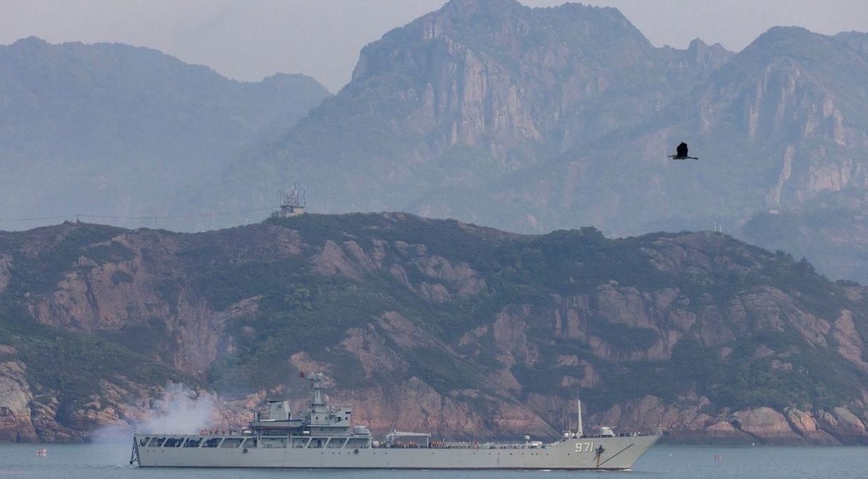 Navio de guerra chinês dispara durante exercício militar na costa perto de Fuzhou, na provínvcia de Fujian, perto da ilha de Matsu, controlada por Taiwan