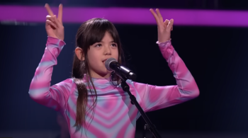 Garota de 11 anos interpreta 'Flashlight' em língua de sinais para irmã mais nova no The Voice Kids da Alemanha 