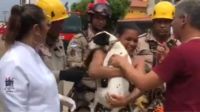 Bombeiros resgatam cadela presa em edifício que desabou em PE