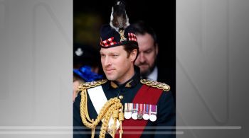 Conhecido pelos amigos como Johnny, tenente-coronel Jonathan Thompson chamou atenção pela beleza durante o funeral da rainha; ele era o fiel escudeiro da monarca