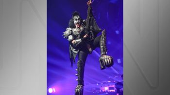 Baixista e vocalista do Kiss precisou ser resgatado durante apresentação na última quarta-feira (12)