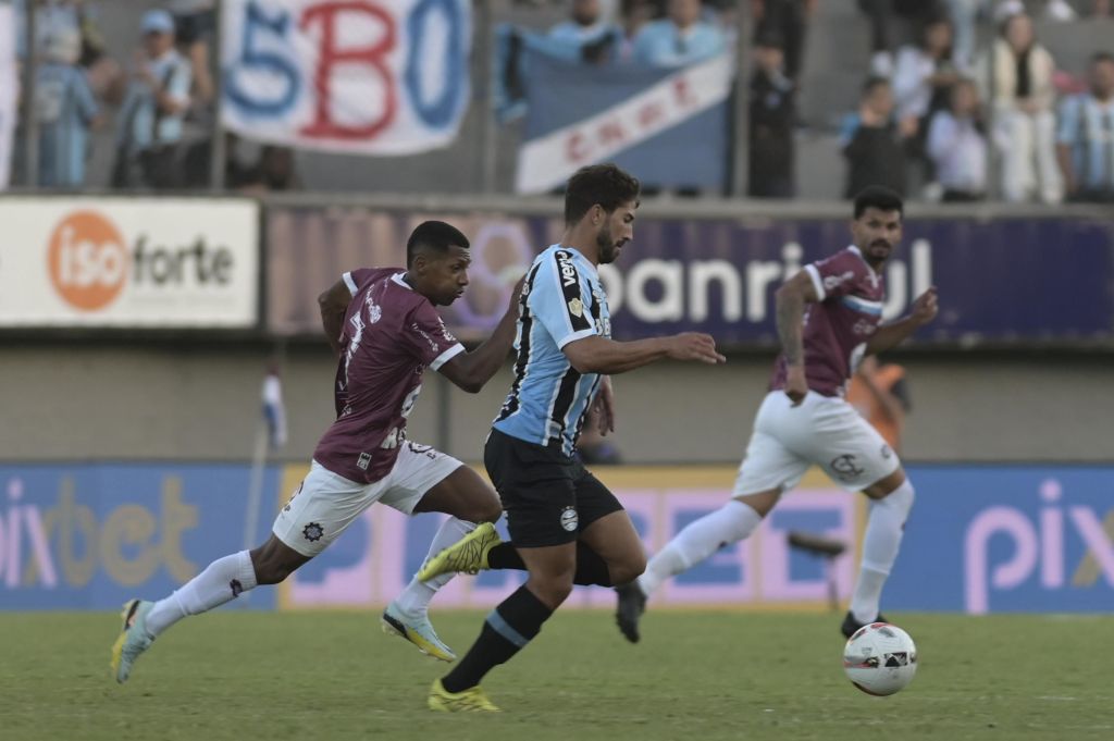 Jogadores do Grêmio e do Caxias durante primeiro jogo da final do estadual