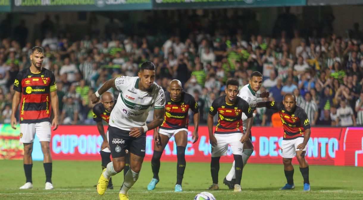 Alef Manga marcou de pênalti um dos seus três gols no empate contra o Sport