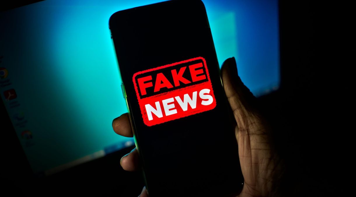 Vista de celular com a expressão "Fake News" no Rio de Janeiro (RJ), nesta segunda-feira (24)