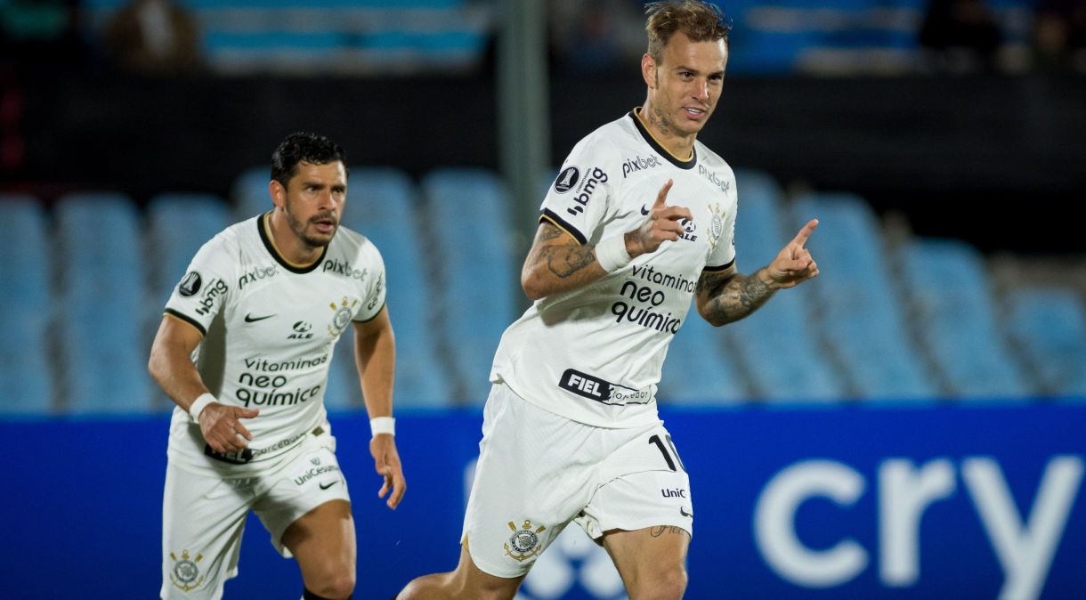 Róger Guedes comemora um dos gols que marcou pelo Corinthians contra o Liverpool (URU)