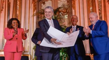 Personalidades fizeram discursos e elogios ao comentar a entrega do Prêmio Camões a Chico Buarque, nesta terça-feira (24), no Palácio de Queluz, em Portugal