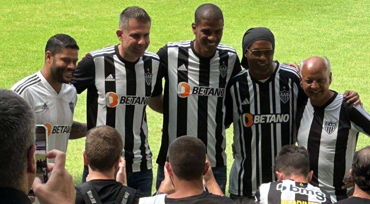 Ronaldinho Gaúcho e outros ídolos do Galo visitam Arena MRV