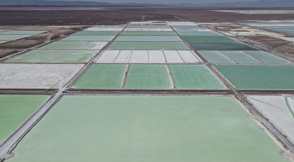 Enormes piscinas de salmoura contendo carbonato de lítio e montes de subprodutos de sal se estendem por uma mina de lítio no deserto do Atacama, no Chile.