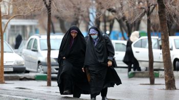 Armita Geravand, de 16 anos, foi hospitalizada com ferimentos na cabeça em uma estação de metrô no início deste mês, poucas semanas depois de o Irã ter aprovado uma legislação que impõe penas severas às mulheres que violam as já rigorosas regras do uso do hijab no país