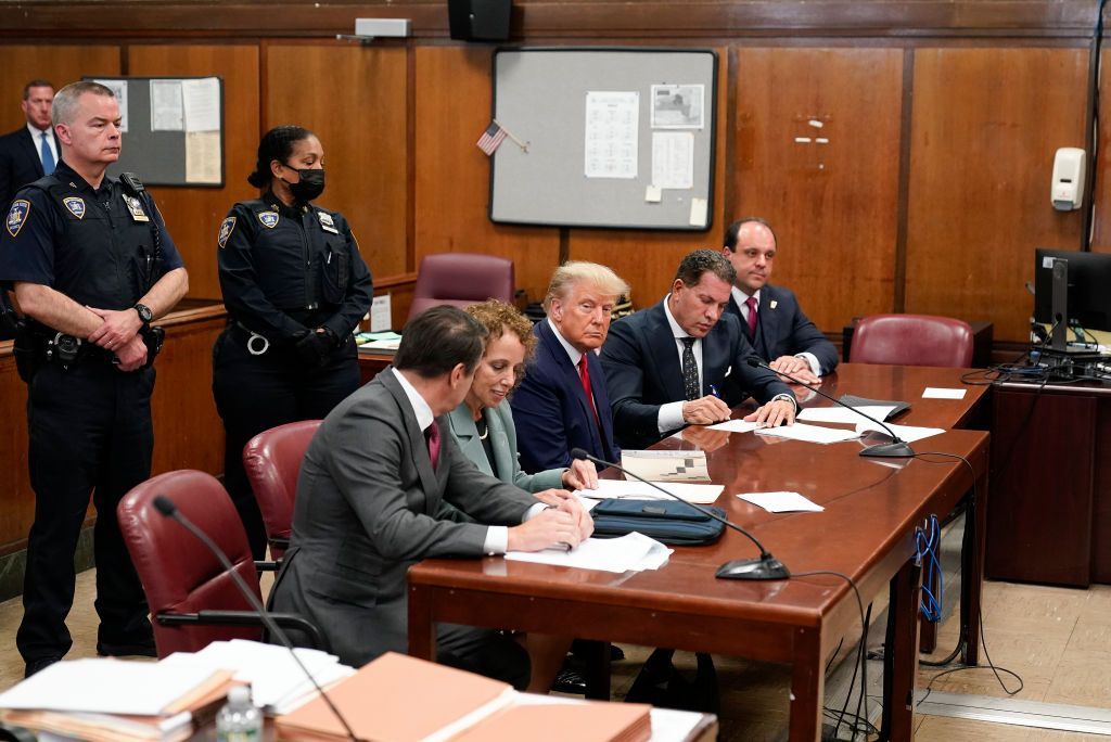 O ex-presidente dos EUA, Donald Trump, senta-se à mesa da defesa com sua equipe em um tribunal de Manhattan durante sua acusação em 4 de abril de 2023, na cidade de Nova York