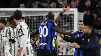 Atacante tomou segundo cartão amarelo após comemorar gol ironizando provocações racistas de torcedores da Juventus