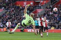 Inglês: Manchester City goleia e segue na cola do líder Arsenal; veja resultados