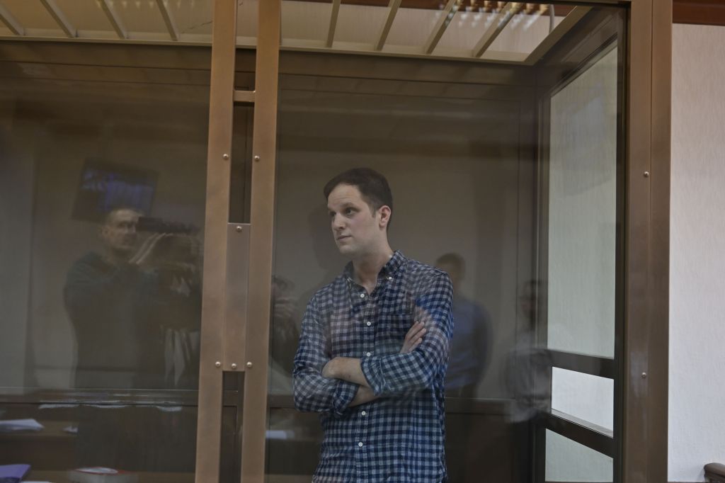 Jornalista americano Evan Gershkovich, do Wall Street Journal, preso sob acusações de espionagem, apareceu dentro de uma jaula para réus diante do tribunal de Moscou, em 18 de abril de 2023.
