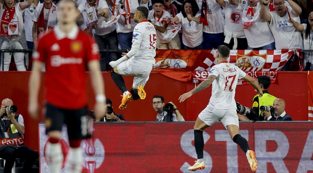En-Nesyri e Lamela comemoram um dos gols do Sevilla