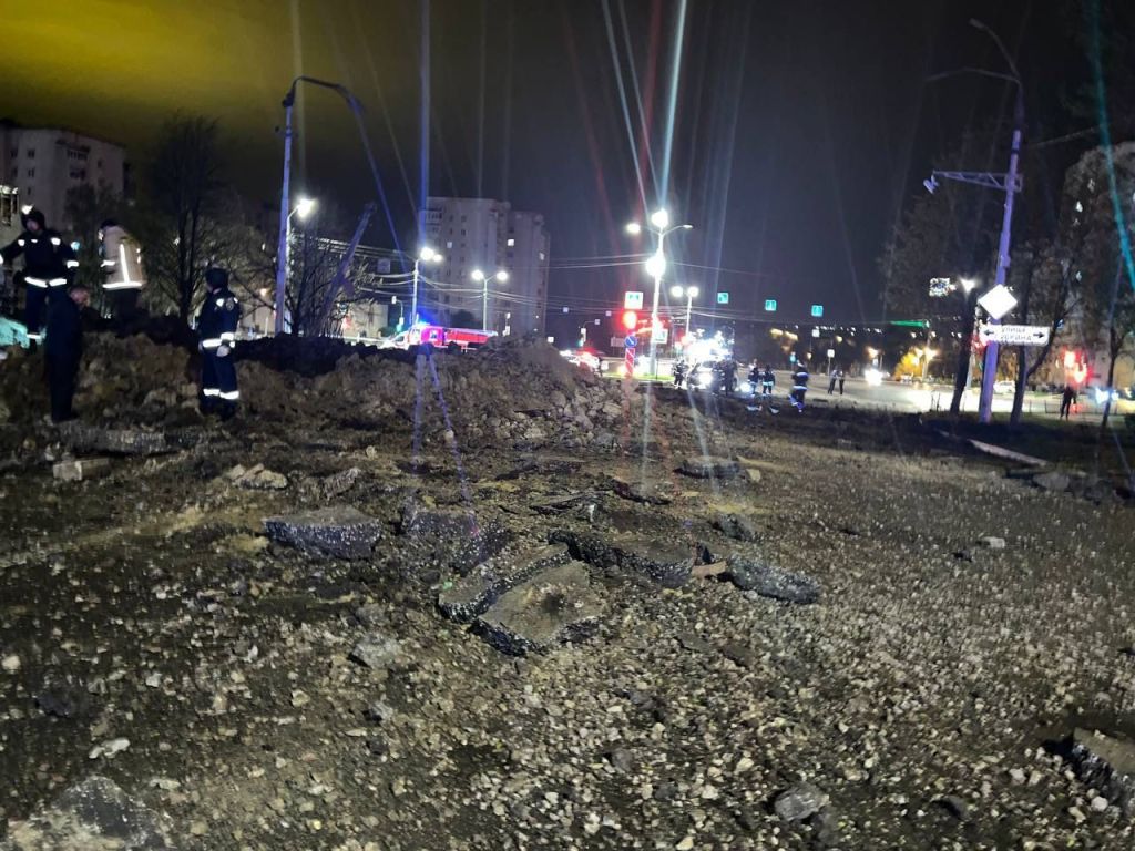 Vista de área danificada após bombardeio acidental de caça russo Su-34 na cidade de Belgorod, próxima à fronteira com a Ucrânia.