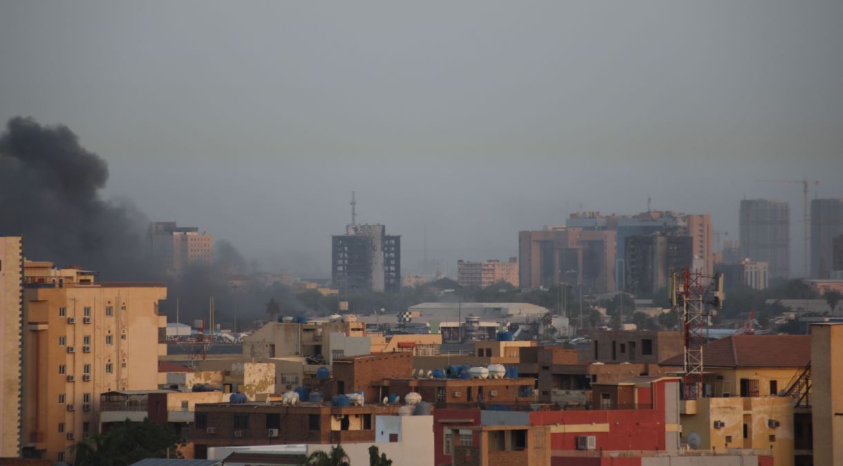 Fumaça sobe durante confrontos de grupos armados no Sudão em pleno feriado do Eid AL-Fitr, em Cartum, em 21 de abril.