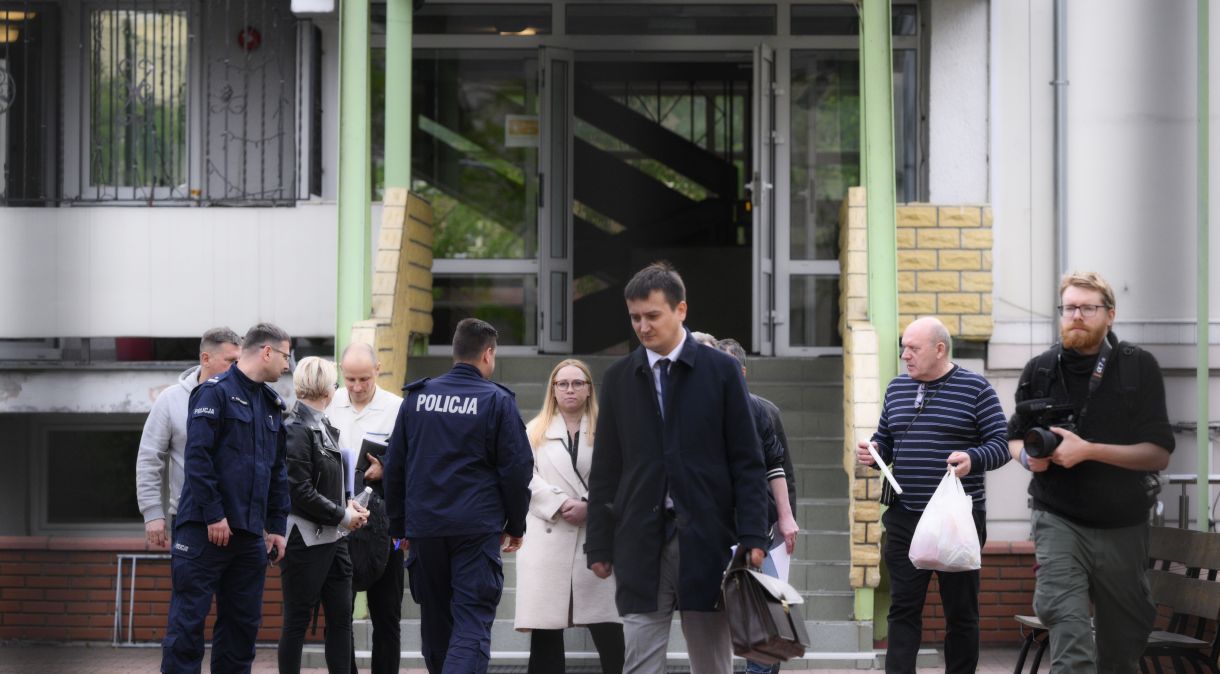 Policiais e autoridades em escola da embaixada russa