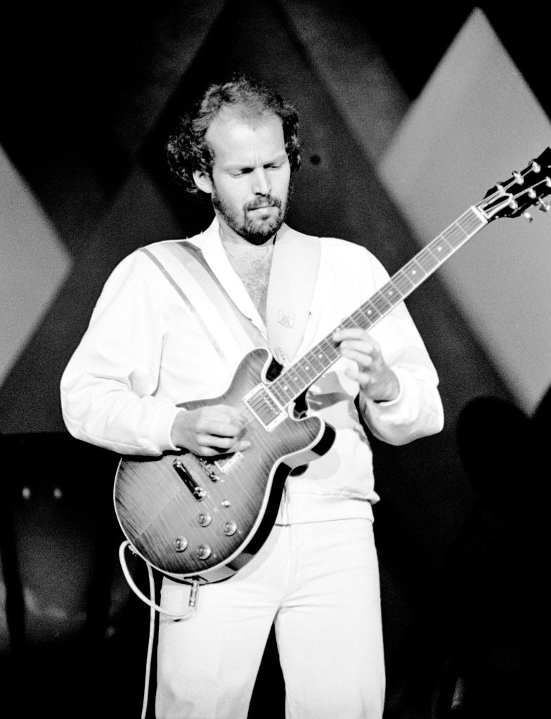 Lasse Wellander, guitarrista do ABBA em turnês, se apresenta no palco da Wembley Arena, em Londres, Inglaterra, em 5 de novembro de 1979.