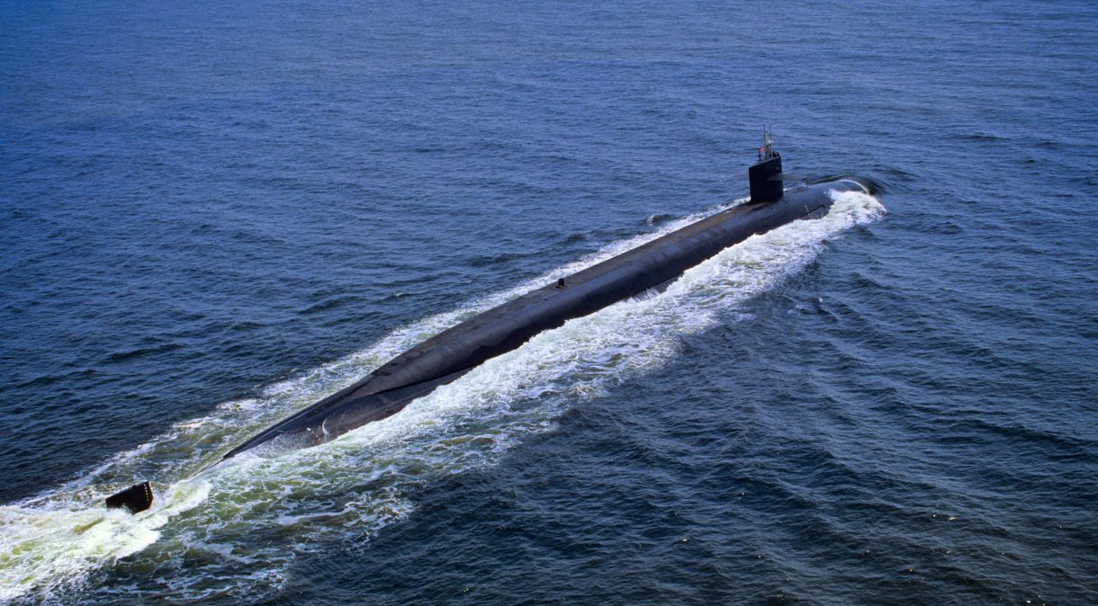 Submarino de míssil balístico de classe Ohio movido a energia nuclear da Marinha dos EUA navegando na superfície do oceano