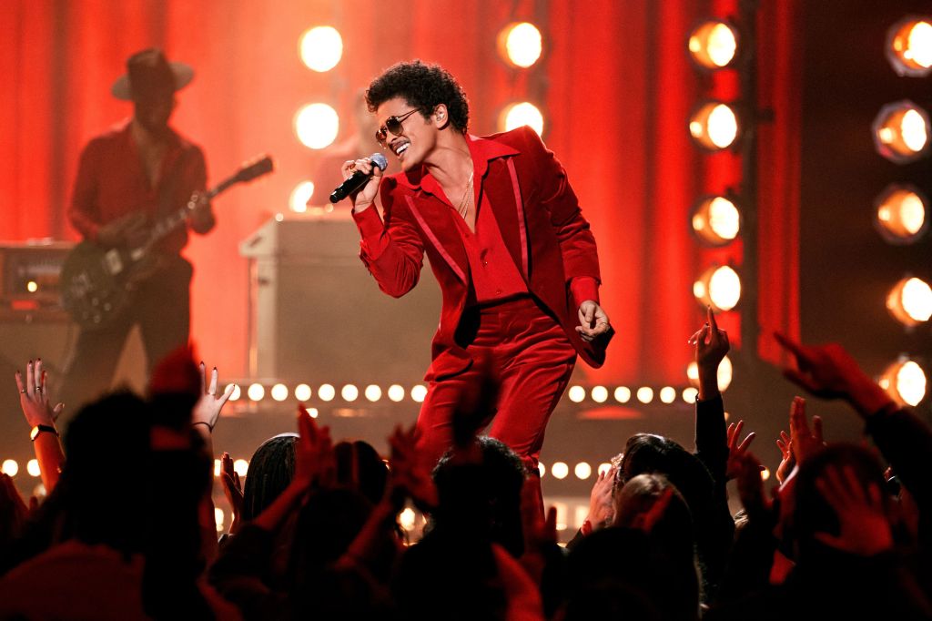 Bruno Mars em apresentação no American Music Awards de 2021, em Los Angeles.
