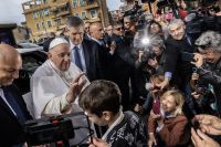 Papa Francisco recebe alta e deixa hospital dizendo: “Ainda estou vivo”